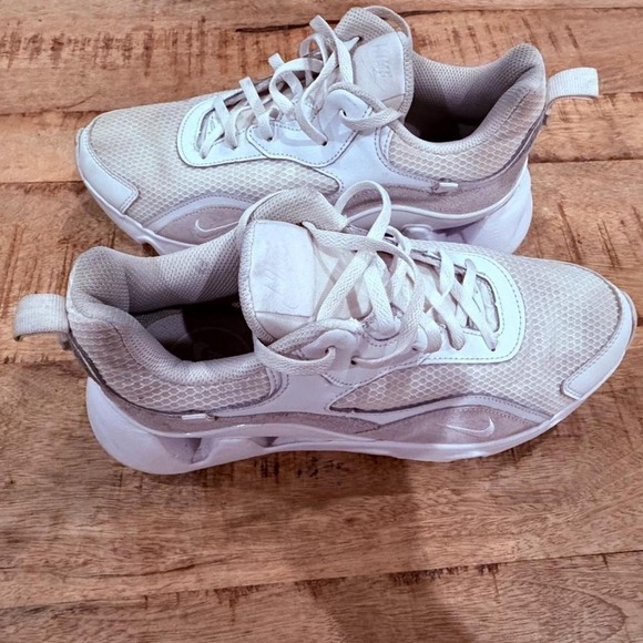 Shoes - Nike RYZ 365 2 tan and white